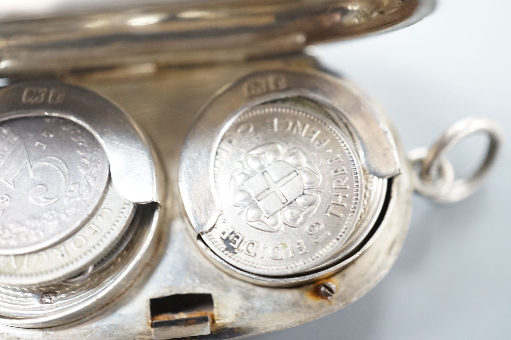 An Edwardian silver twin compartment sovereign case, Birmingham, 1905, 49mm.